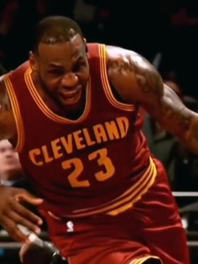 老詹這恐怖的大體格，完美詮釋什么叫“人型坦克”！