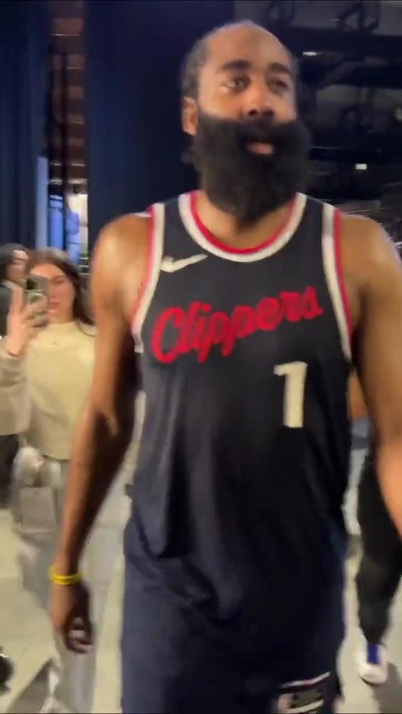 贏了！哈登賽后走回更衣室在球員通道和工作人員一一擊掌慶祝