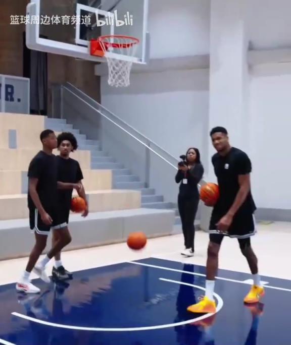 別人能學(xué)得來嗎？名場面：字母哥指導(dǎo)小球員籃下腳步！