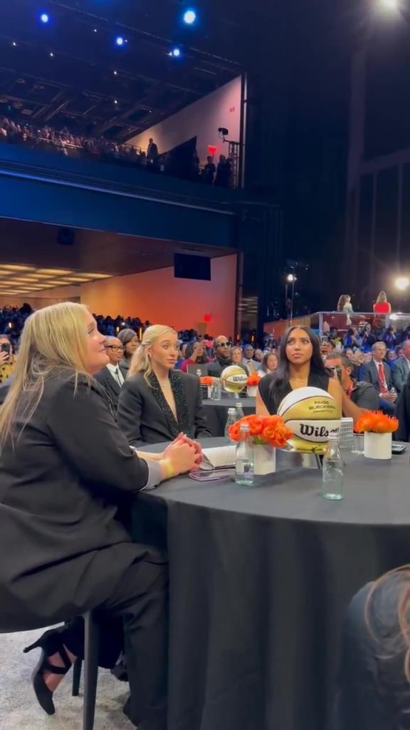 今天這穿搭，差點(diǎn)沒(méi)認(rèn)出來(lái)！佩奇-布克斯當(dāng)選WNBA狀元后十分淡定