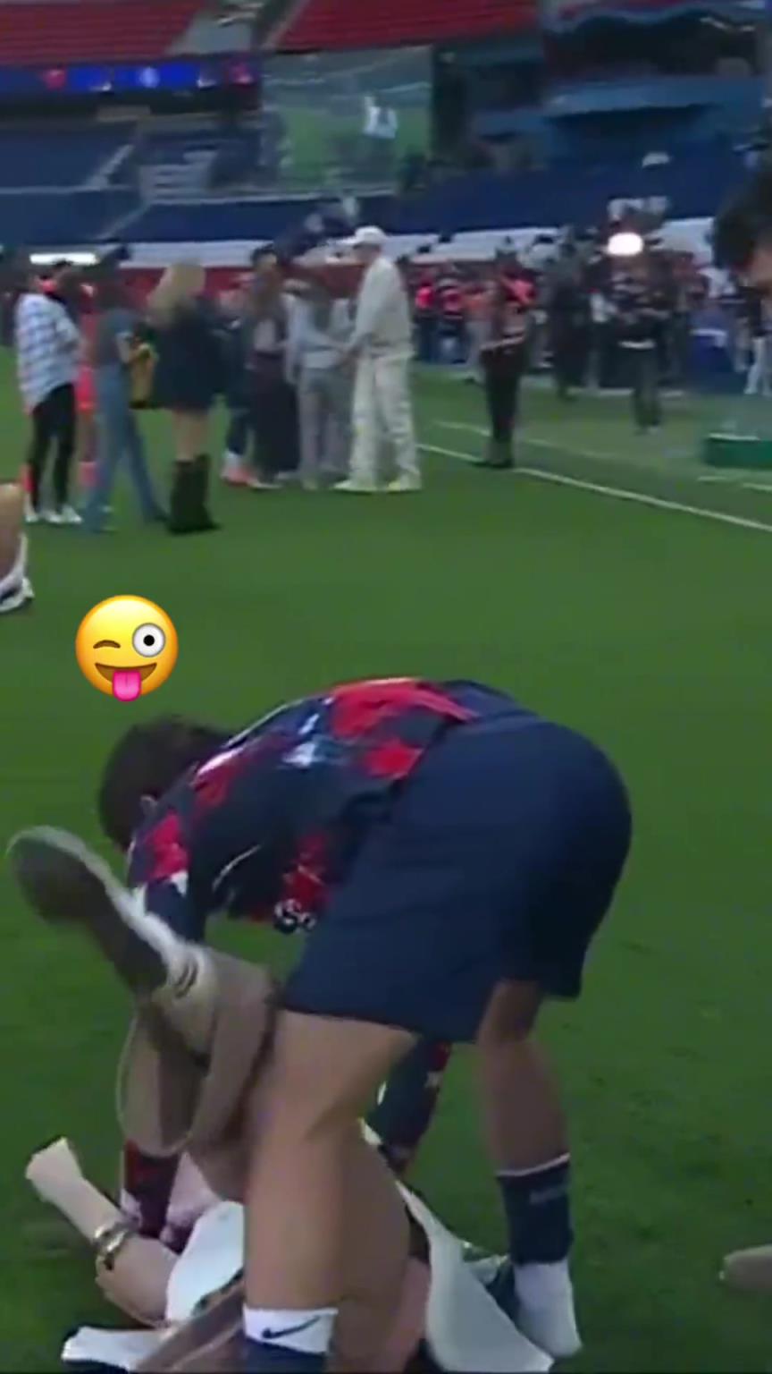 玩這么花?。?jī)?nèi)維斯在家人面前把自己女友按倒在地