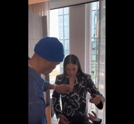 威嫂看到要打人的！威少上手幫WNBA妹子整理胸前的衣服