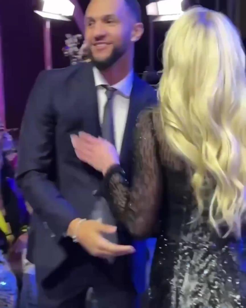 身材姣好！薩格斯的女友海莉被芝加哥天空選中！兩人接吻慶祝